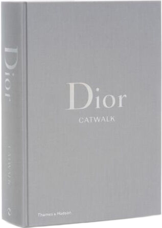 обложка книги Dior Catwalk: The Complete Collections книга Dior Catwalk: The Complete Collections, автор: Alexander Fury, Adélia Sabatini