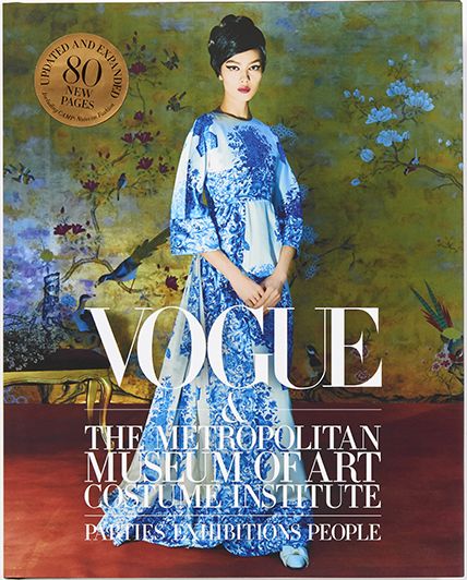 книга Vogue and the Metropolitan Museum of Art Costume Institute: Updated Edition, автор: Hamish Bowles, and Chloe Malle, Introduction by Anna Wintour