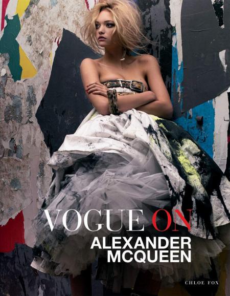 обложка книги Vogue on: Alexander McQueen книга Vogue on: Alexander McQueen, автор: Chloe Fox