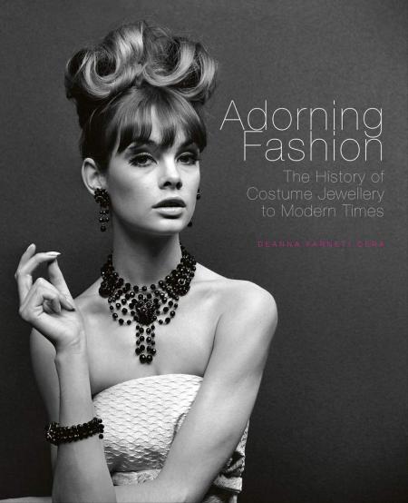 книга Adorning Fashion: The History of Costum Jewellery to Modern Times, автор: Deanna Farneti Cera